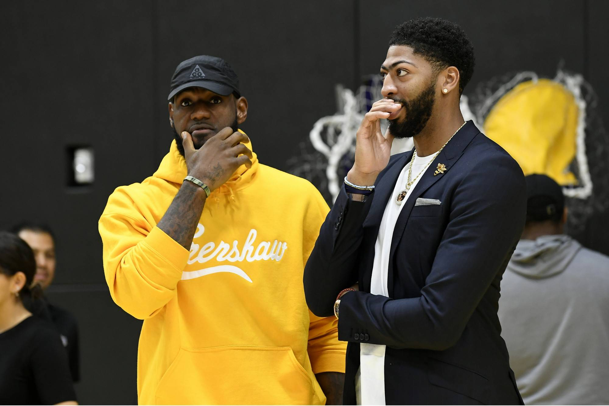 Davis’ early extension signals James won’t leave Lakers